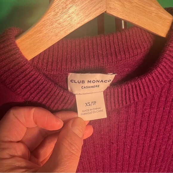 XS Club Monaco Cashmere Bordeaux Sweater w Silk Details on Shoulder Cute - Picture 3 of 8